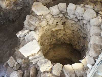 Di rilievo � anche la sala medievale denominata "Vita nel Monastero", dove spiccano alcuni pozzi. Uno di essi, riutilizzato come approvvigionamento di acqua nel XII e XIII secolo, fu convertito a immondezzaio del monastero